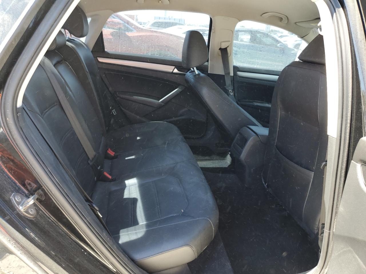 2015 Volkswagen Passat - Image 10