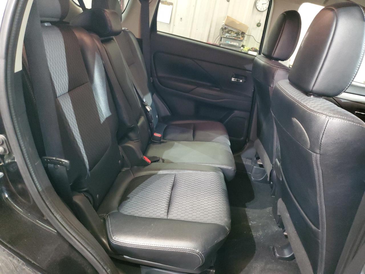 2015 Mitsubishi Outlander - Image 11