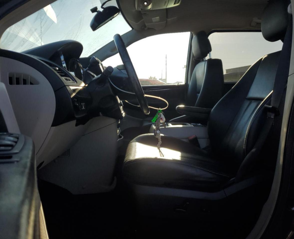2016 Chrysler Town & Country - Image 7