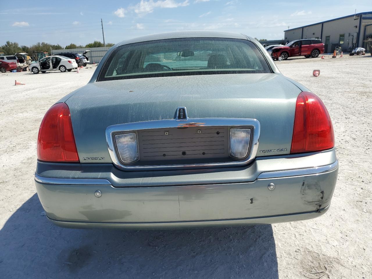 2005 Lincoln Town Car - Image 6