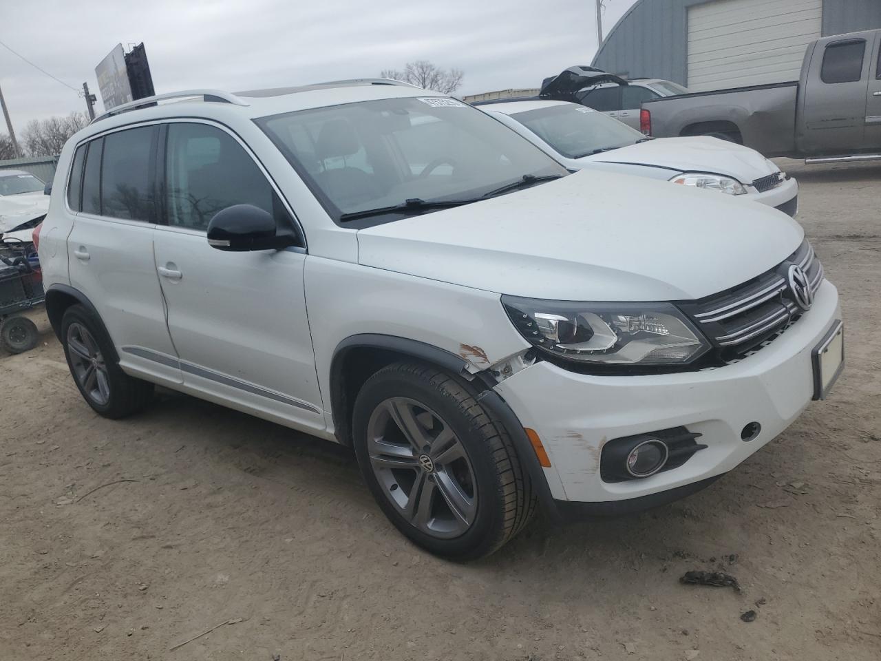 2017 Volkswagen Tiguan - Image 4