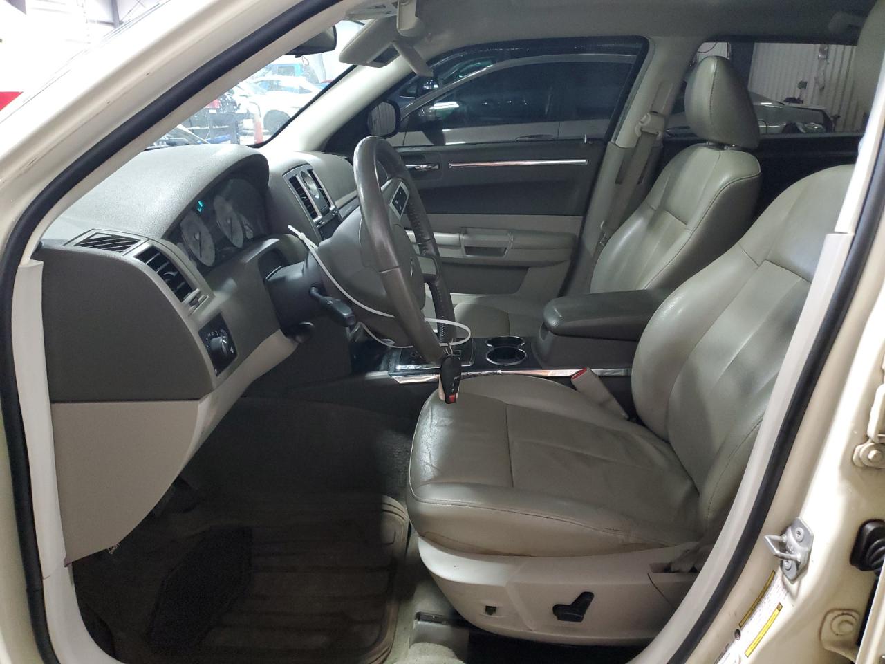 2010 Chrysler 300 - Image 7