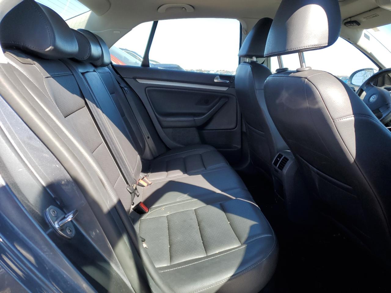 2009 Volkswagen Jetta - Image 10