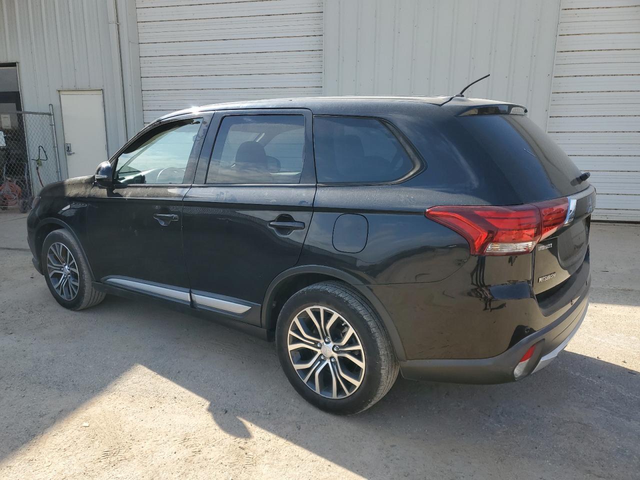 2016 Mitsubishi Outlander - Image 2