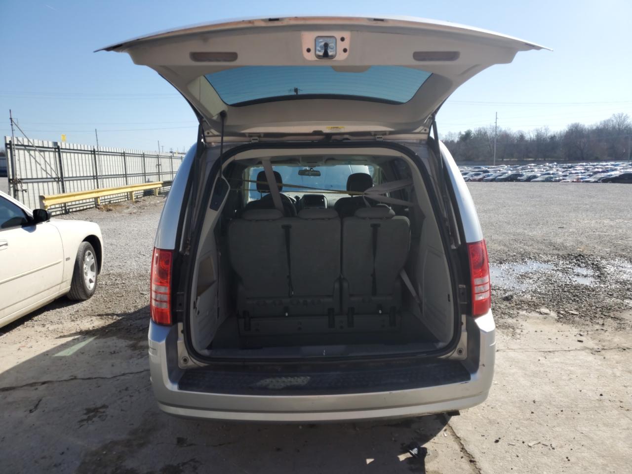 2010 Chrysler Town & Country - Image 6
