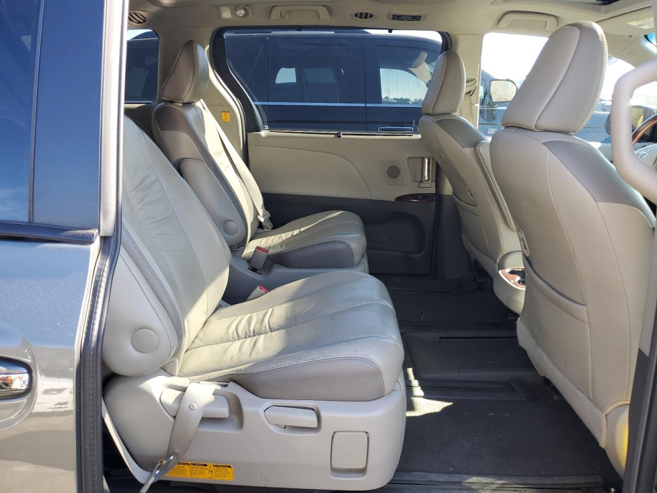 2011 Toyota Sienna - Image 11