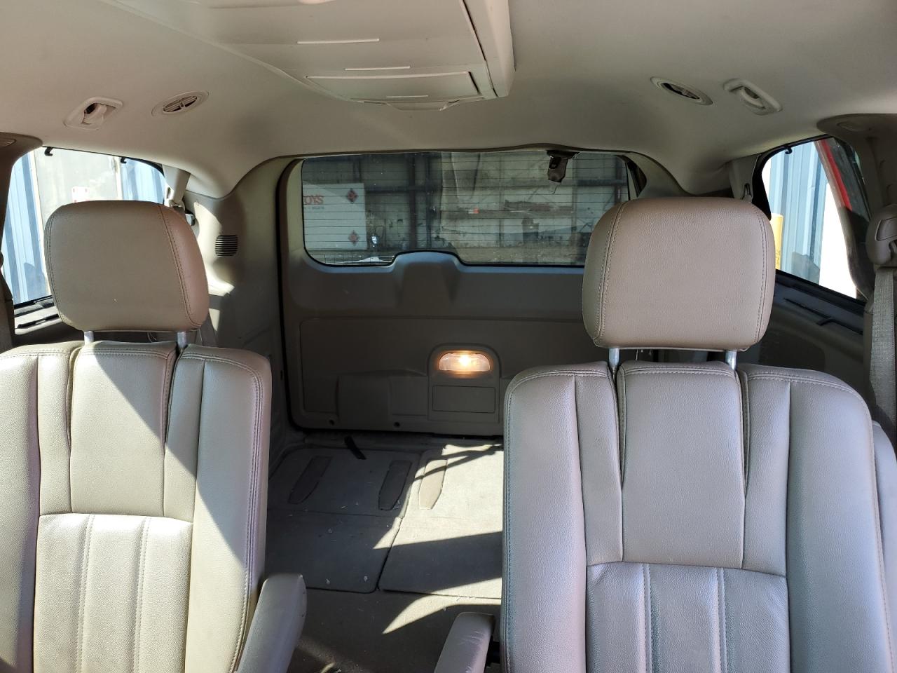 2013 Chrysler Town & Country - Image 10