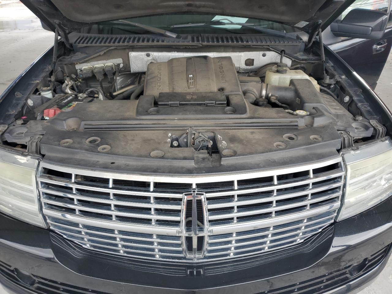 2013 Lincoln Navigator - Image 12