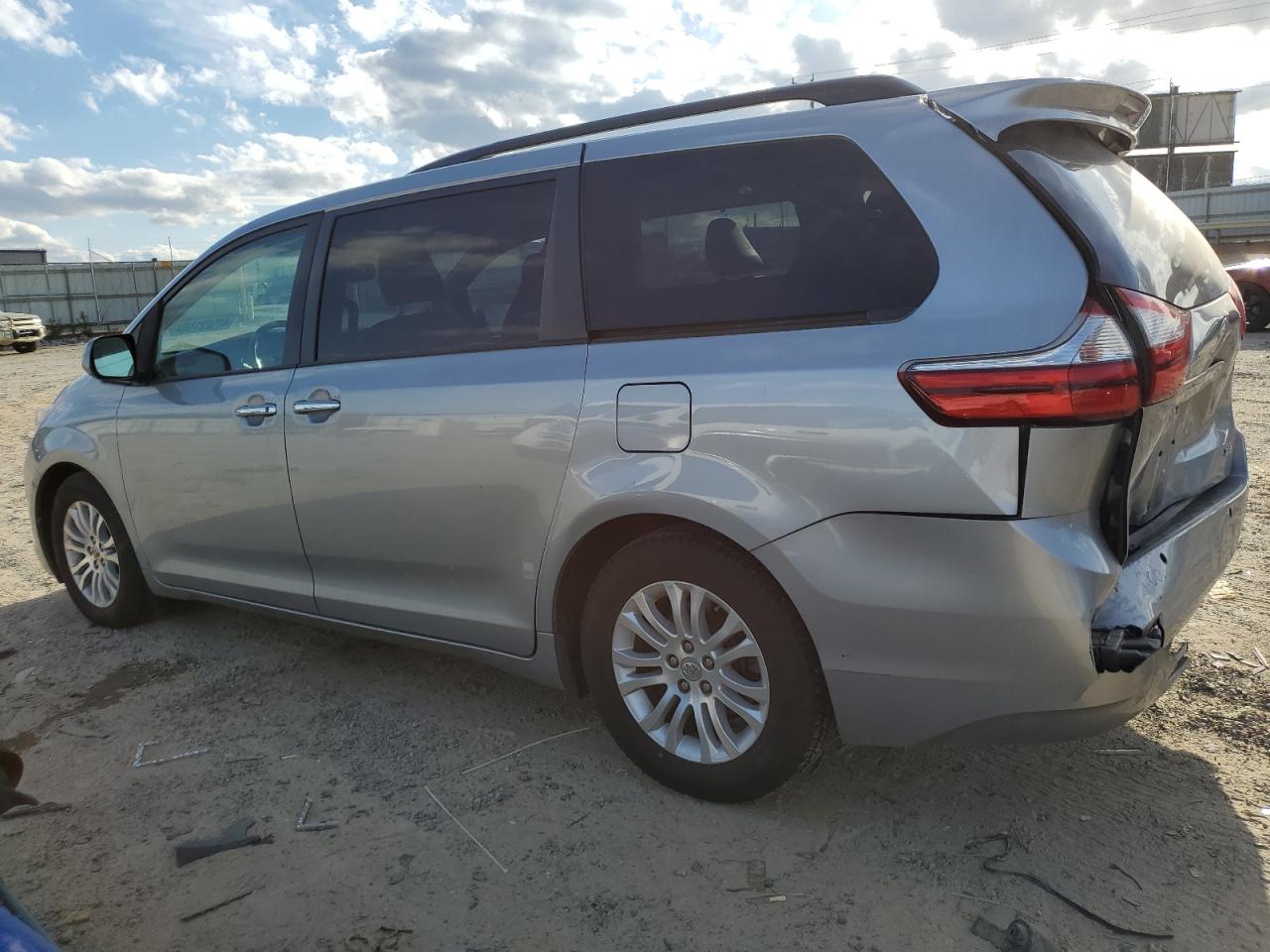 2015 Toyota Sienna - Image 2