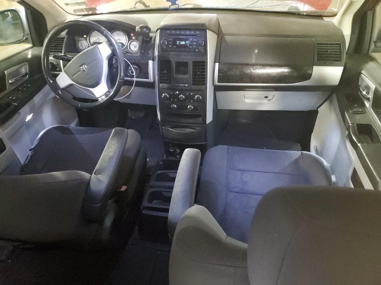 2010 Dodge Caravan - Image 8