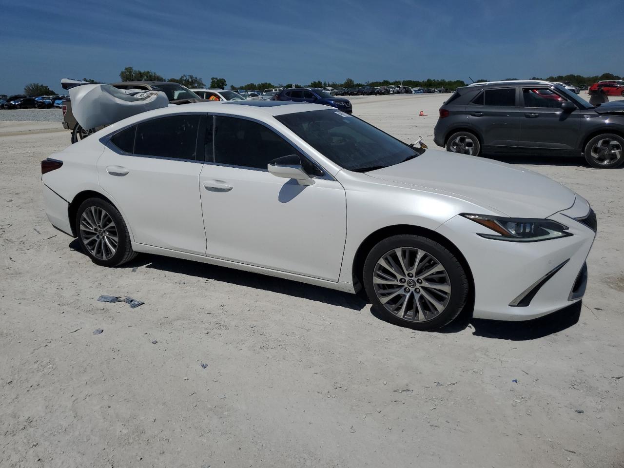 2020 Lexus ES - Image 4