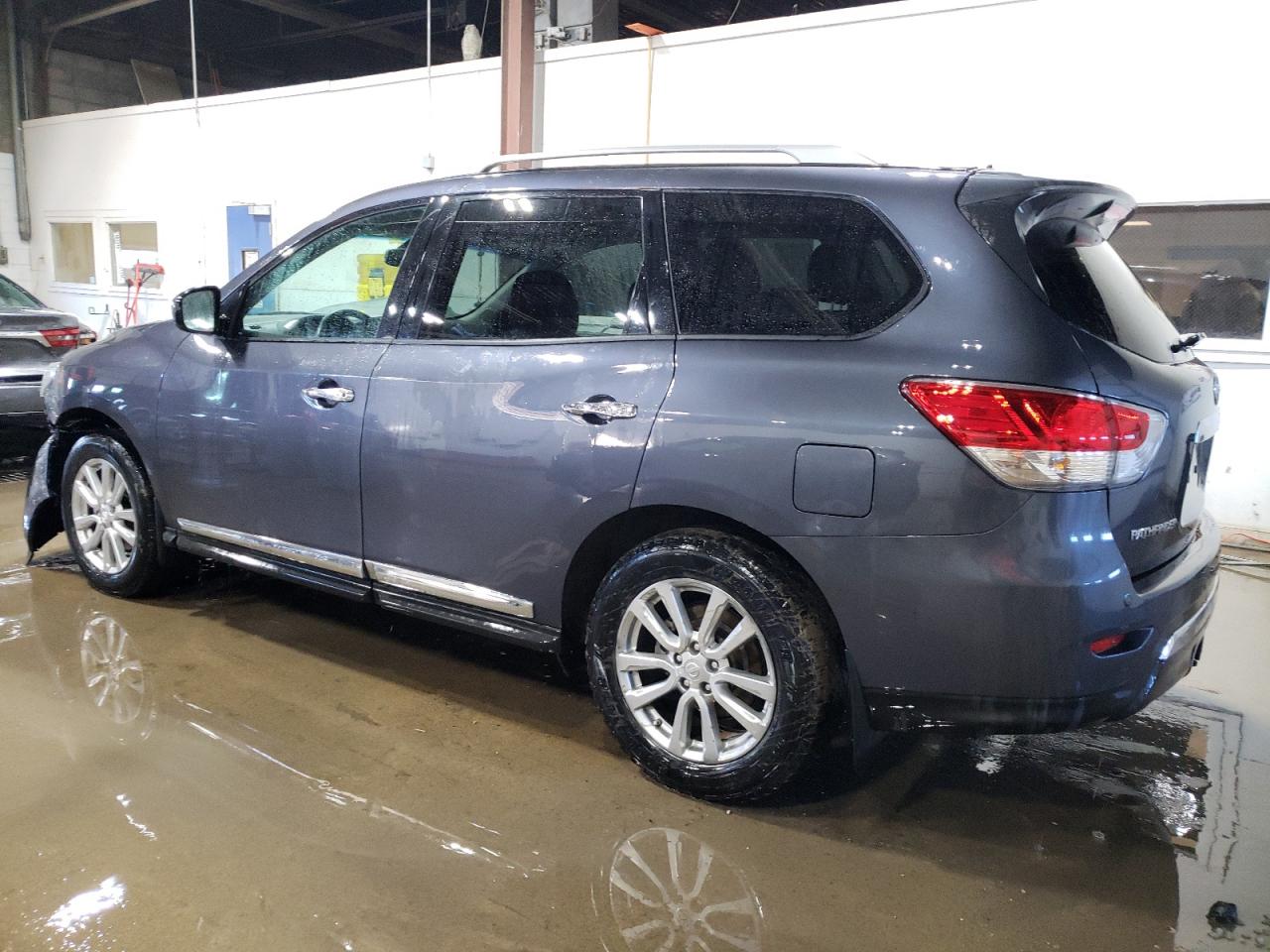 2014 Nissan Pathfinder - Image 2
