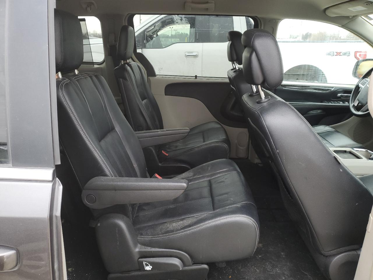 2015 Chrysler Town & Country - Image 11