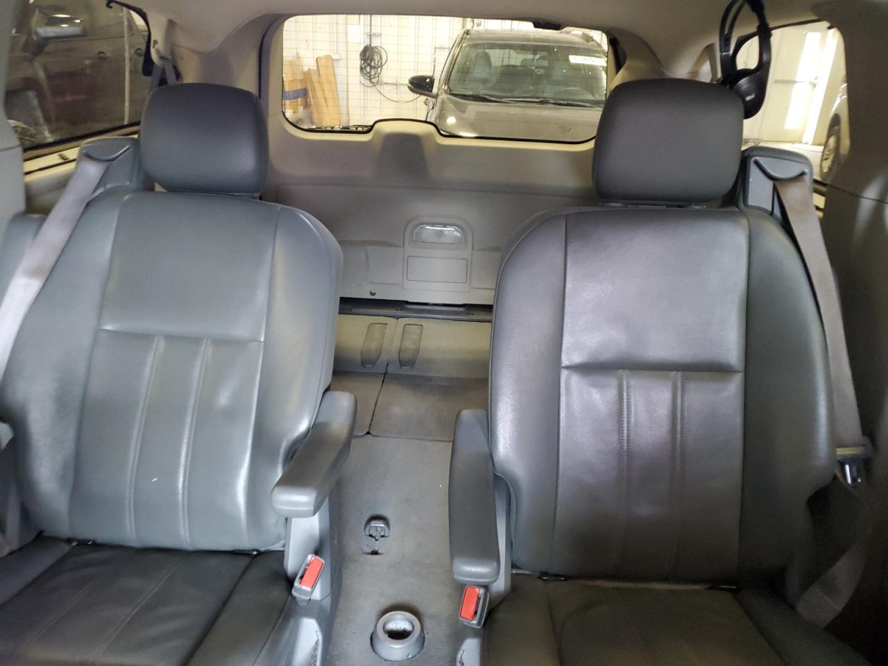 2010 Chrysler Town & Country - Image 10
