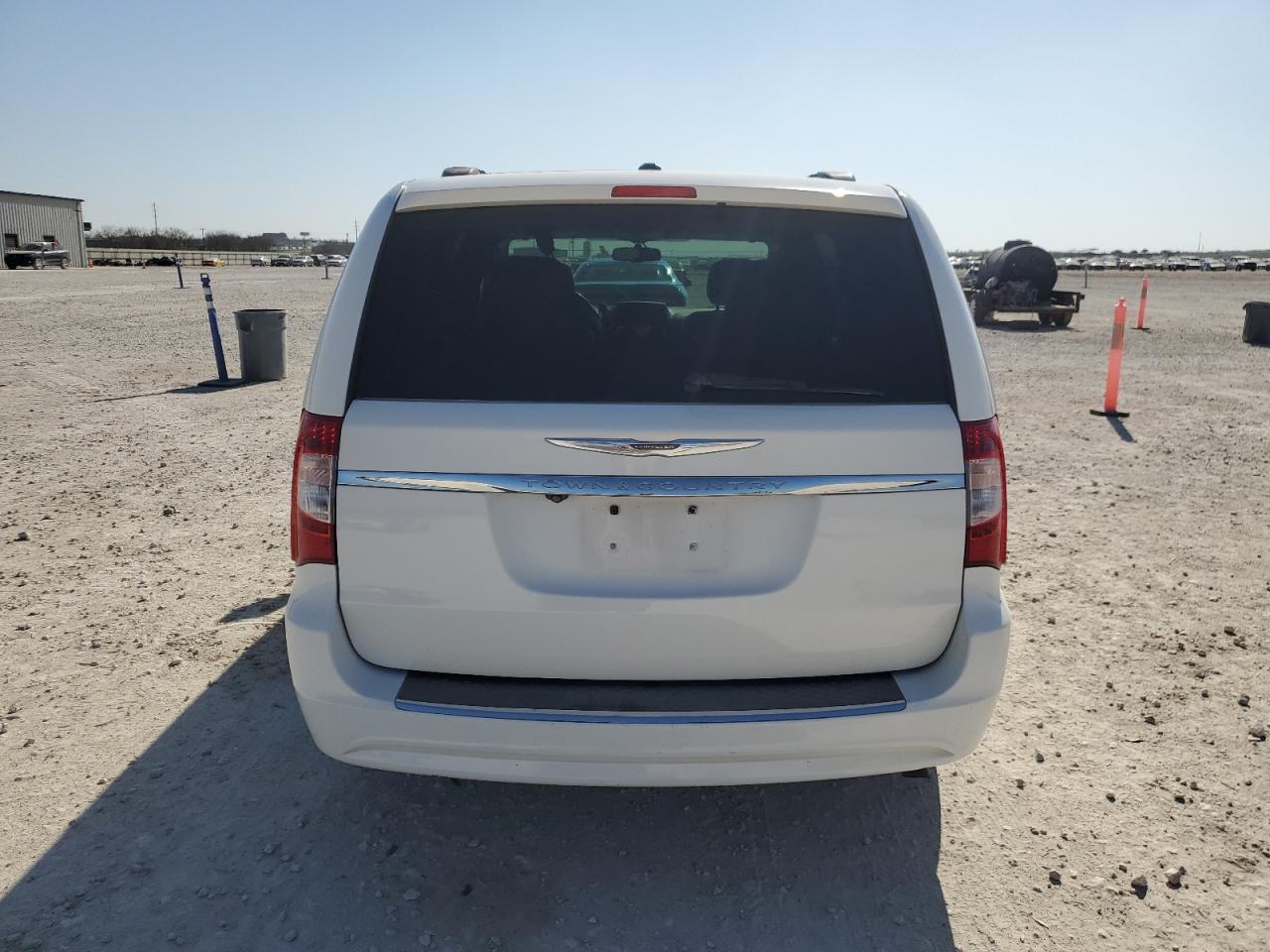 2014 Chrysler Town & Country - Image 6
