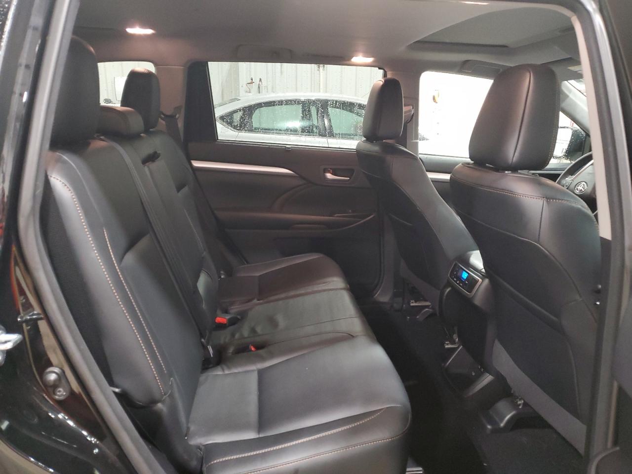 2017 Toyota Highlander - Image 11
