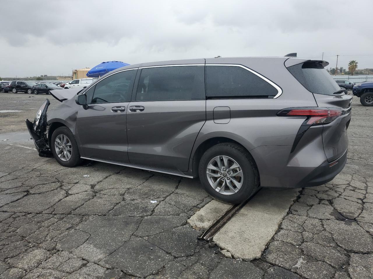 2022 Toyota Sienna - Image 2