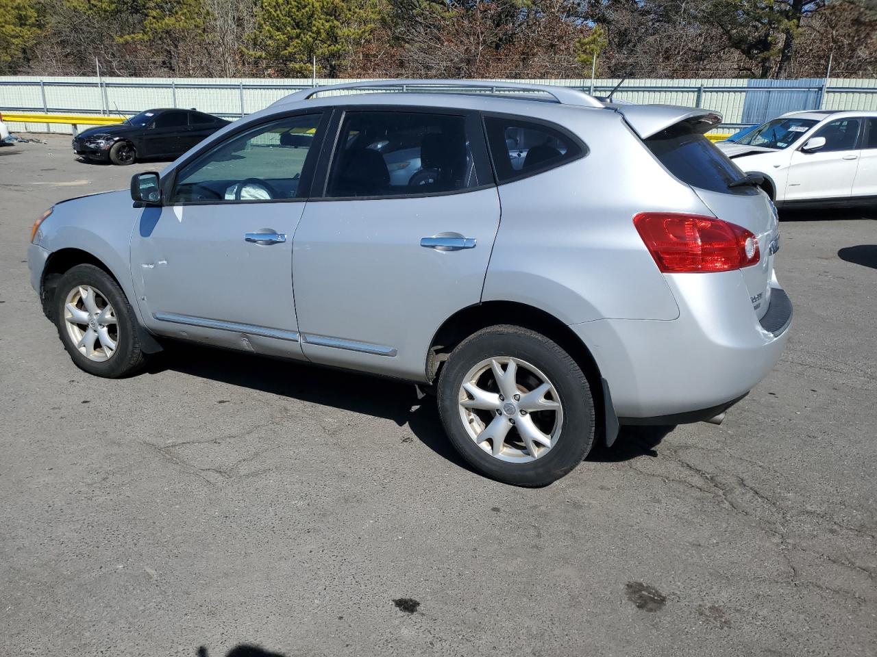 2015 Nissan Rogue - Image 2