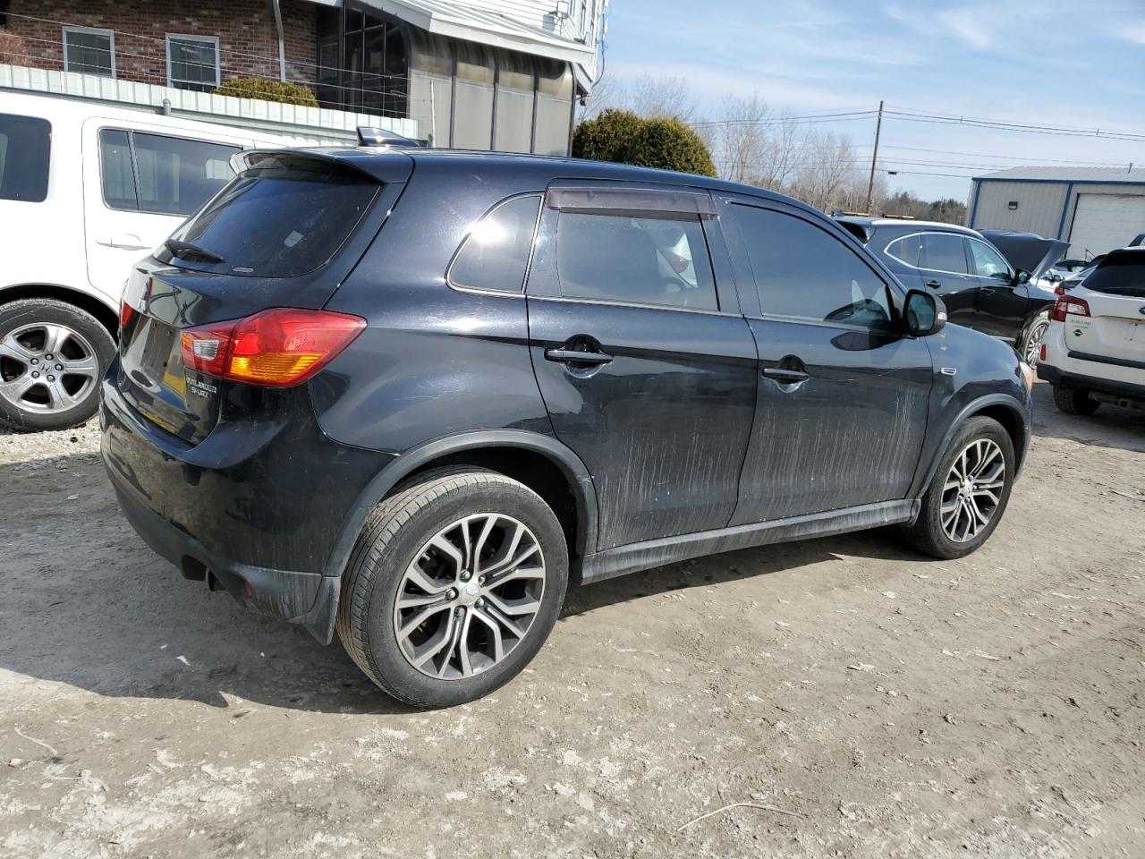 2017 Mitsubishi Outlander - Image 3