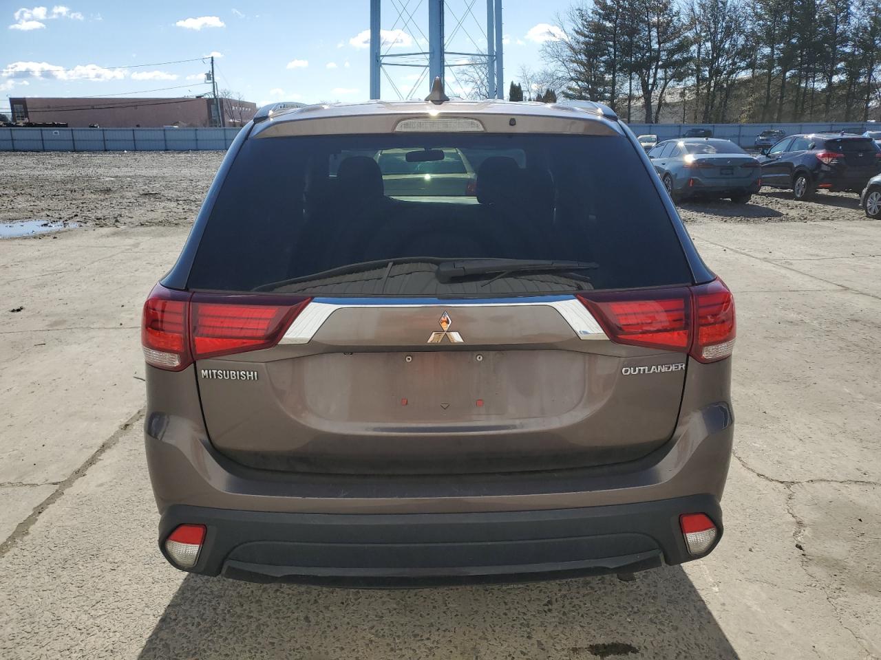 2018 Mitsubishi Outlander - Image 6