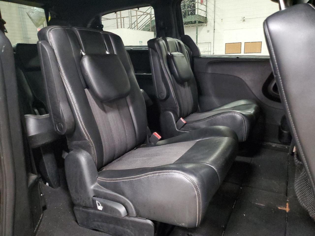 2014 Chrysler Town & Country - Image 11