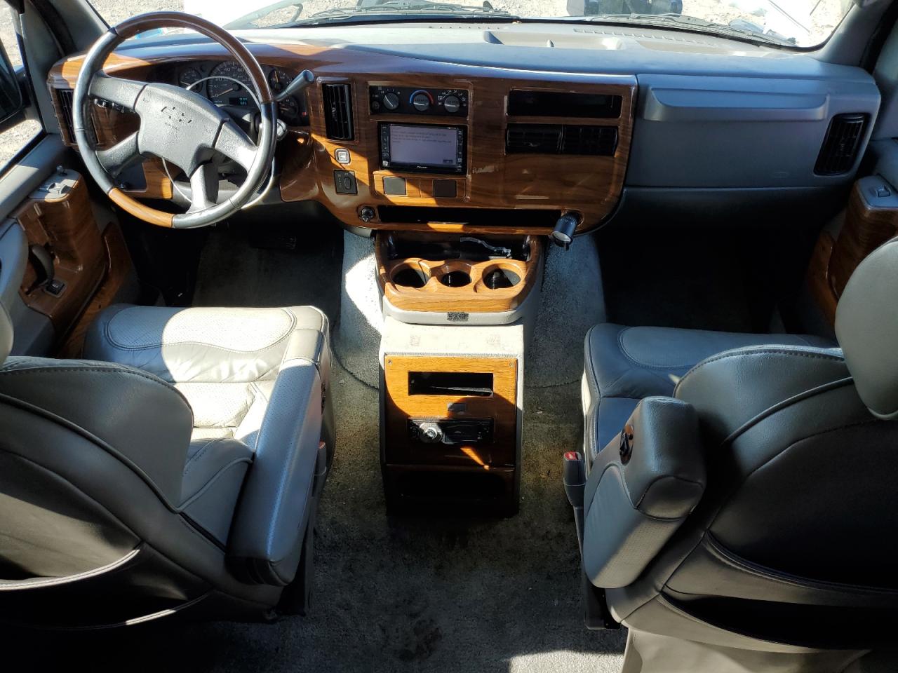 2005 Chevrolet Express - Image 8
