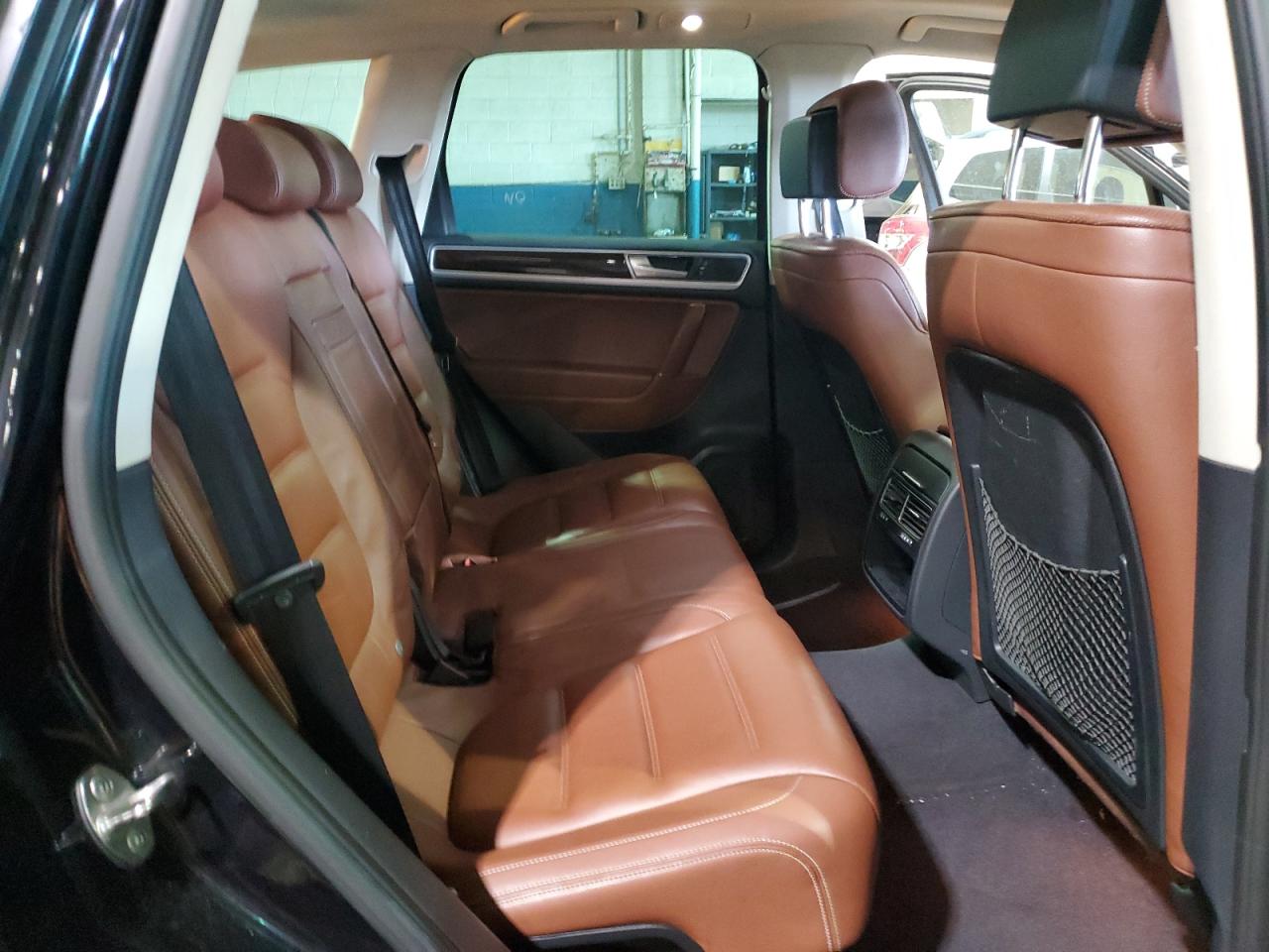 2016 Volkswagen Touareg - Image 11