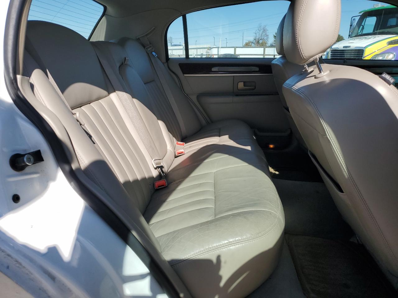 2006 Lincoln Town Car - Image 10