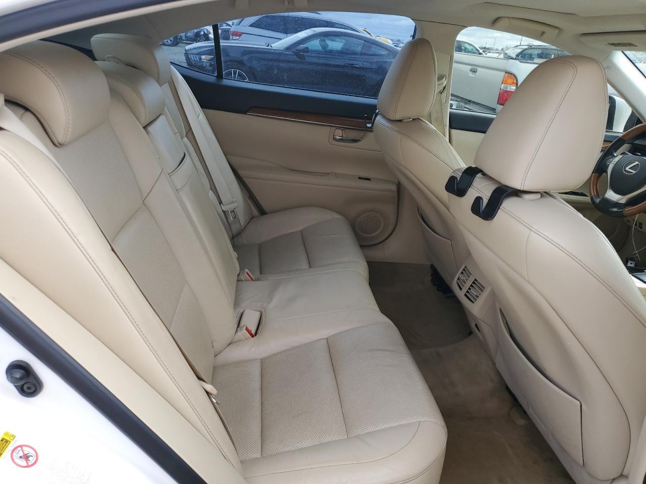 2015 Lexus ES - Image 10