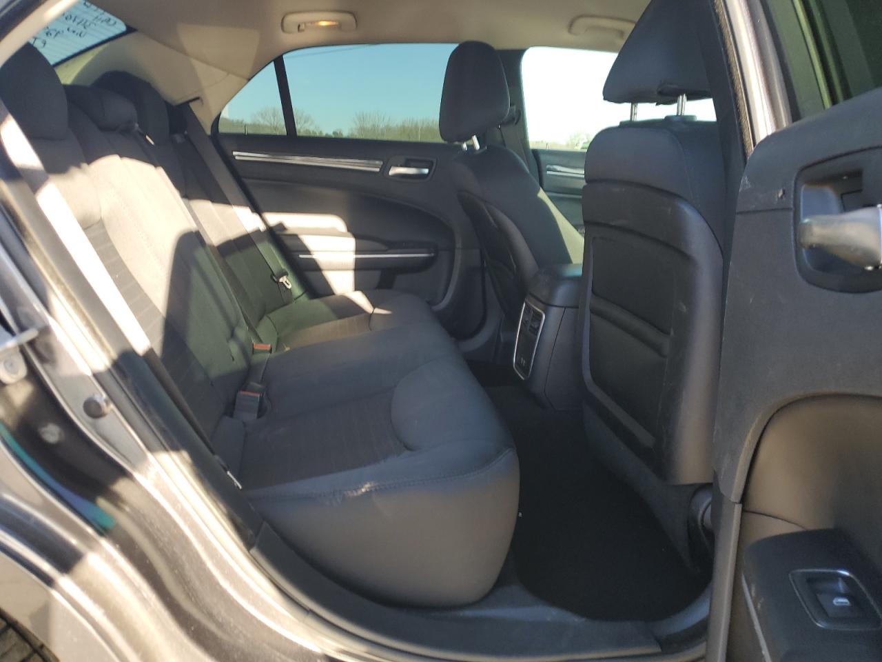 2019 Chrysler 300 - Image 10