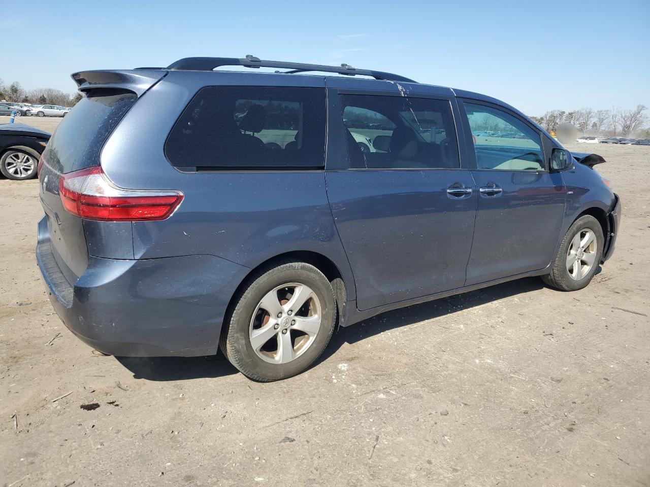 2017 Toyota Sienna - Image 3