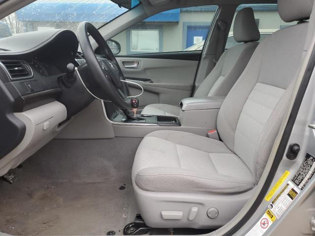 Sedans TOYOTA CAMRY 2015 Srebrny