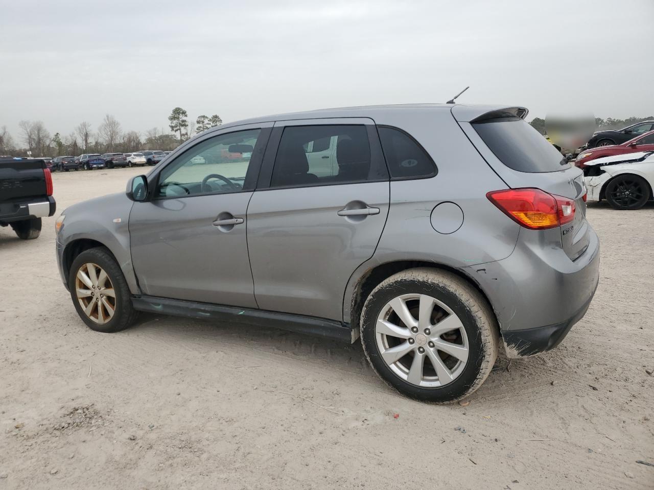 2014 Mitsubishi Outlander - Image 2