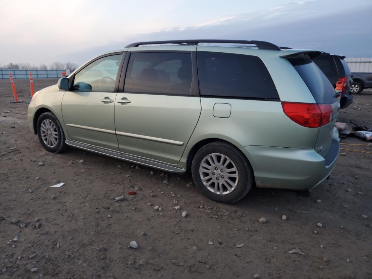 2008 Toyota Sienna - Image 2