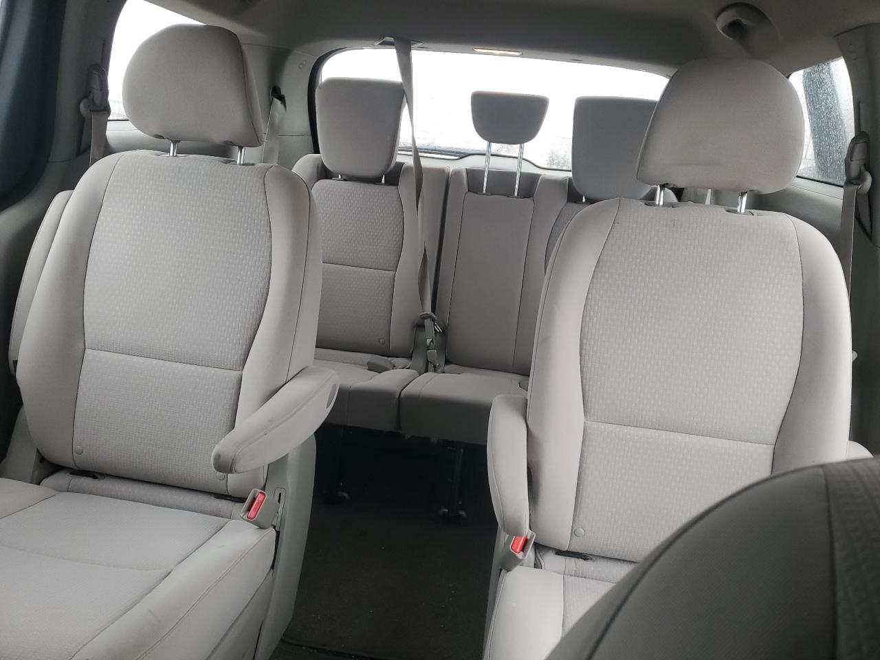 2017 Kia Sedona - Image 10