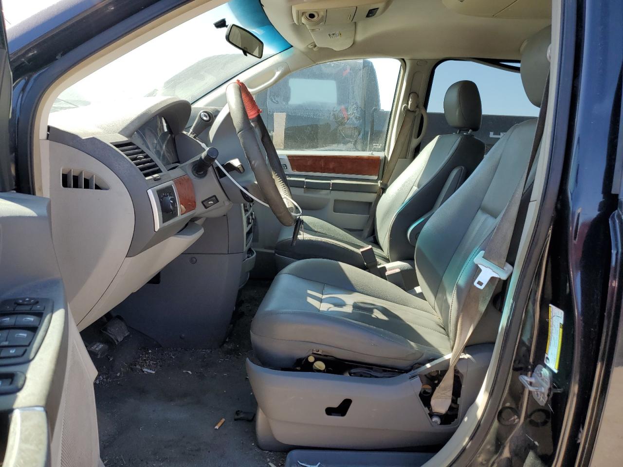 2009 Chrysler Town & Country - Image 7