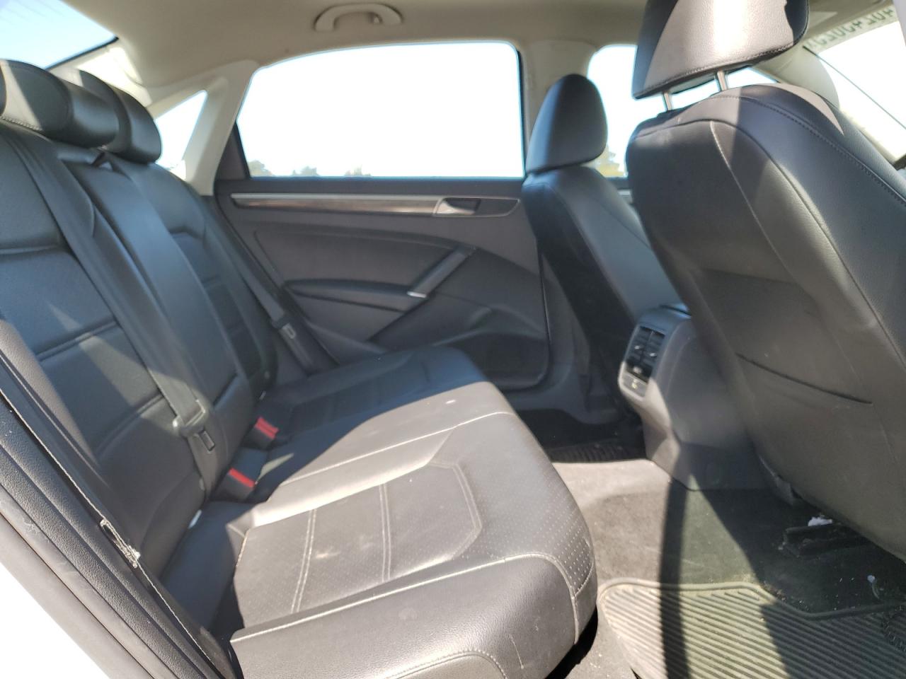 2018 Volkswagen Passat - Image 10