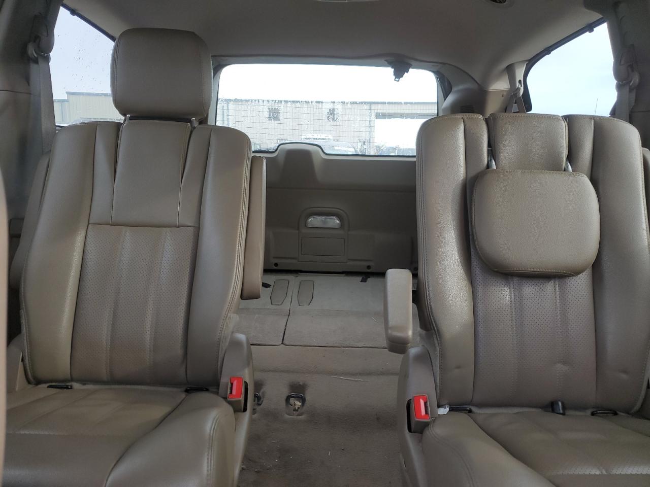 2015 Chrysler Town & Country - Image 10