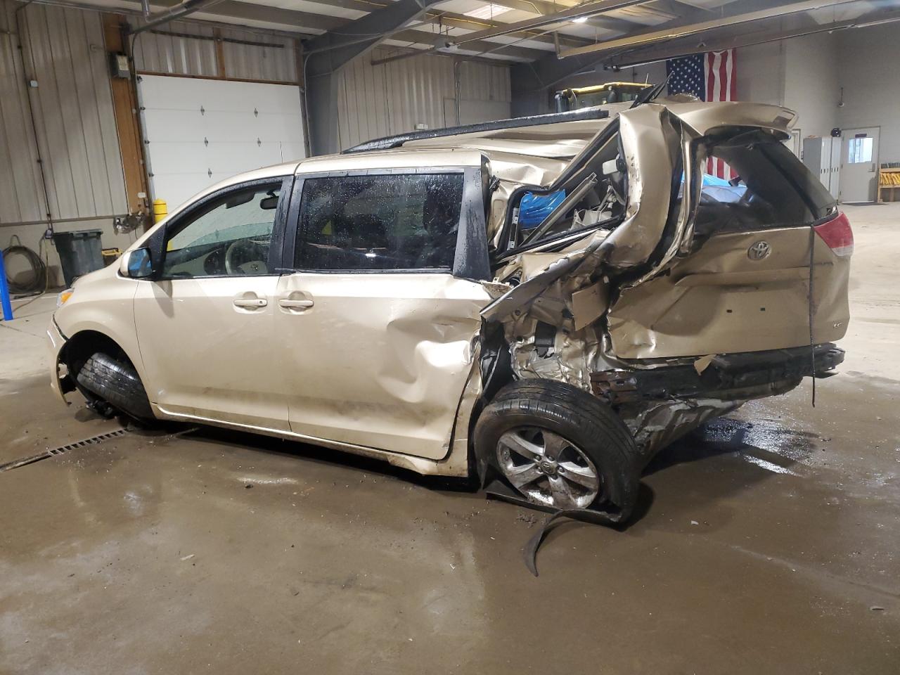 2012 Toyota Sienna - Image 2