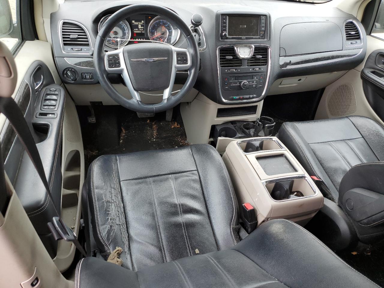 2013 Chrysler Town & Country - Image 8