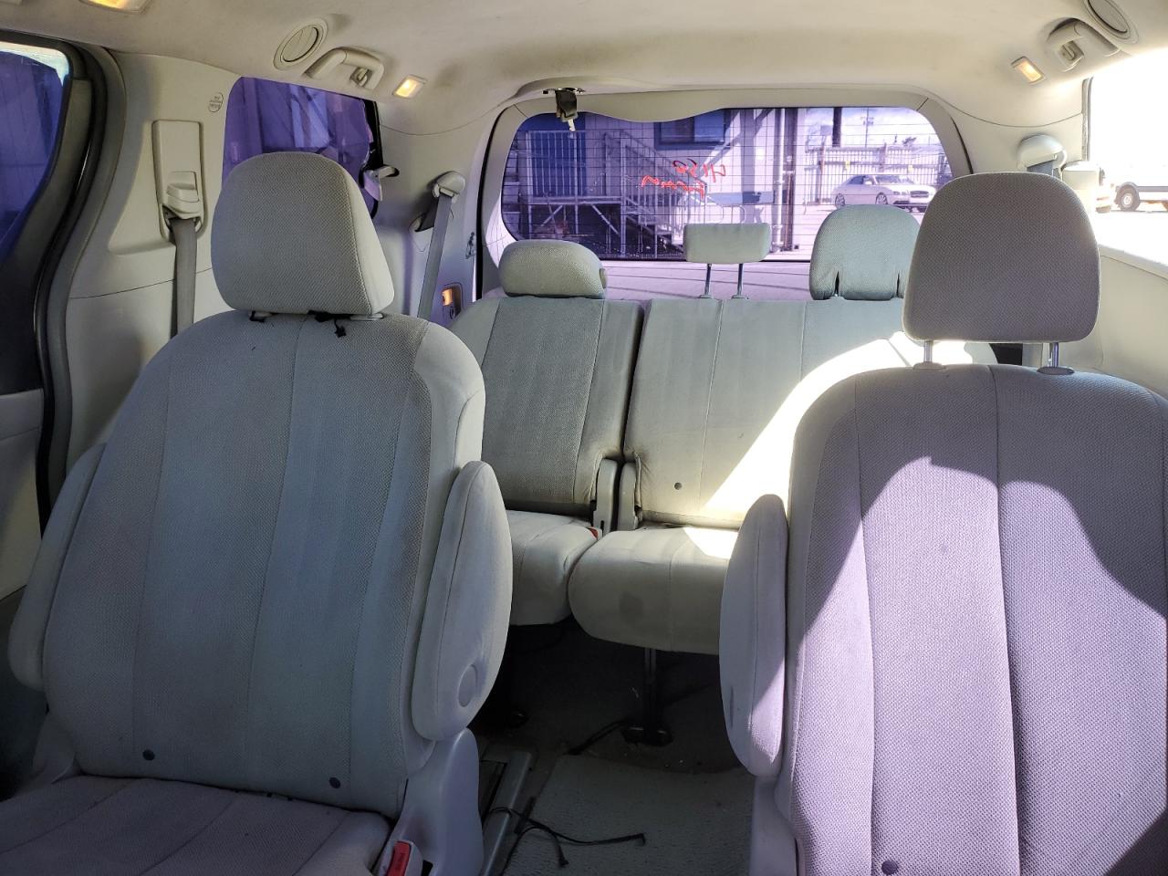 2011 Toyota Sienna - Image 10