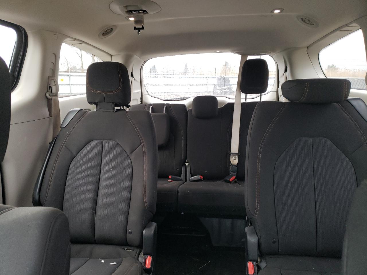 2017 Chrysler Pacifica - Image 10