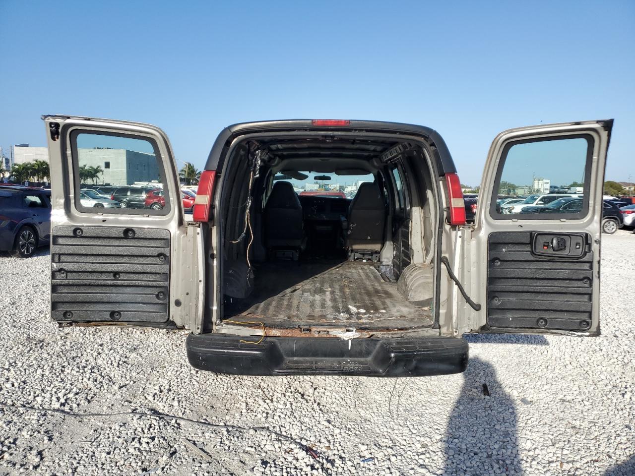 2009 GMC Savana - Image 6