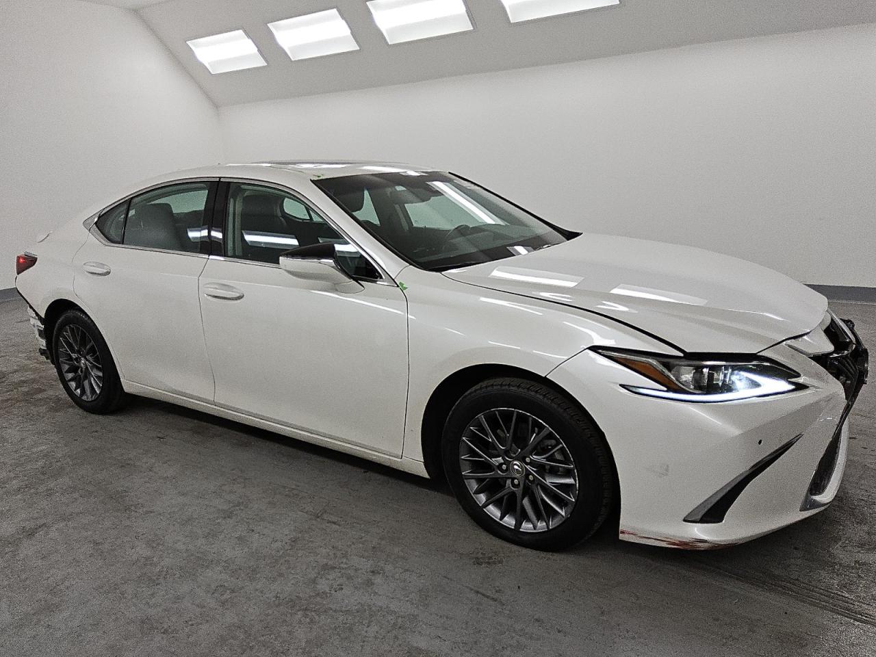 2021 Lexus ES - Image 4