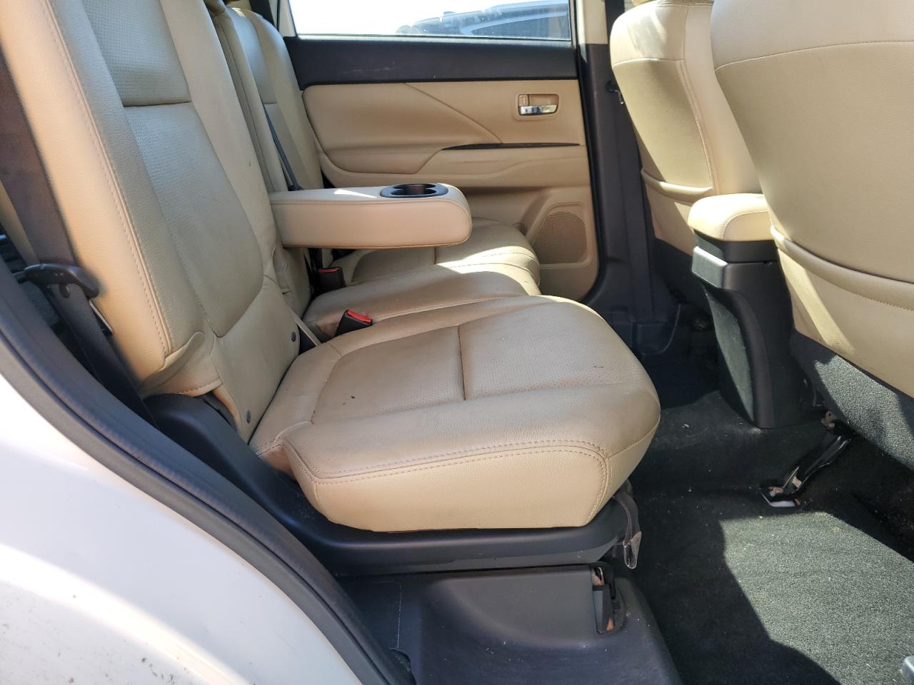2016 Mitsubishi Outlander - Image 11