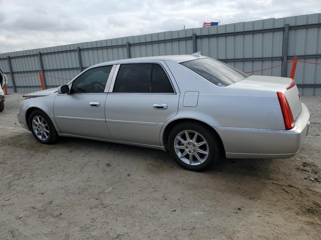 2011 Cadillac DTS - Image 2
