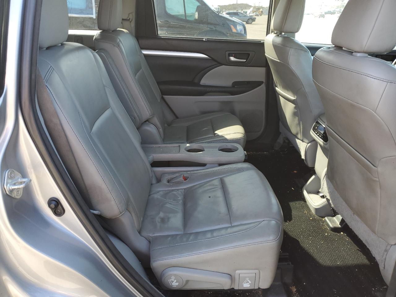 2015 Toyota Highlander - Image 12