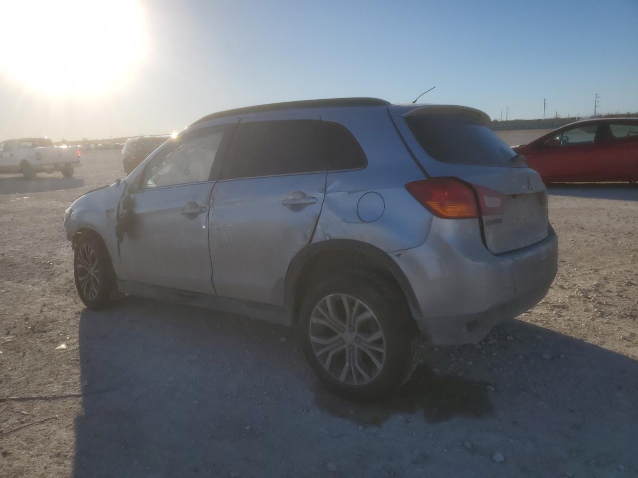 2016 Mitsubishi Outlander - Image 2