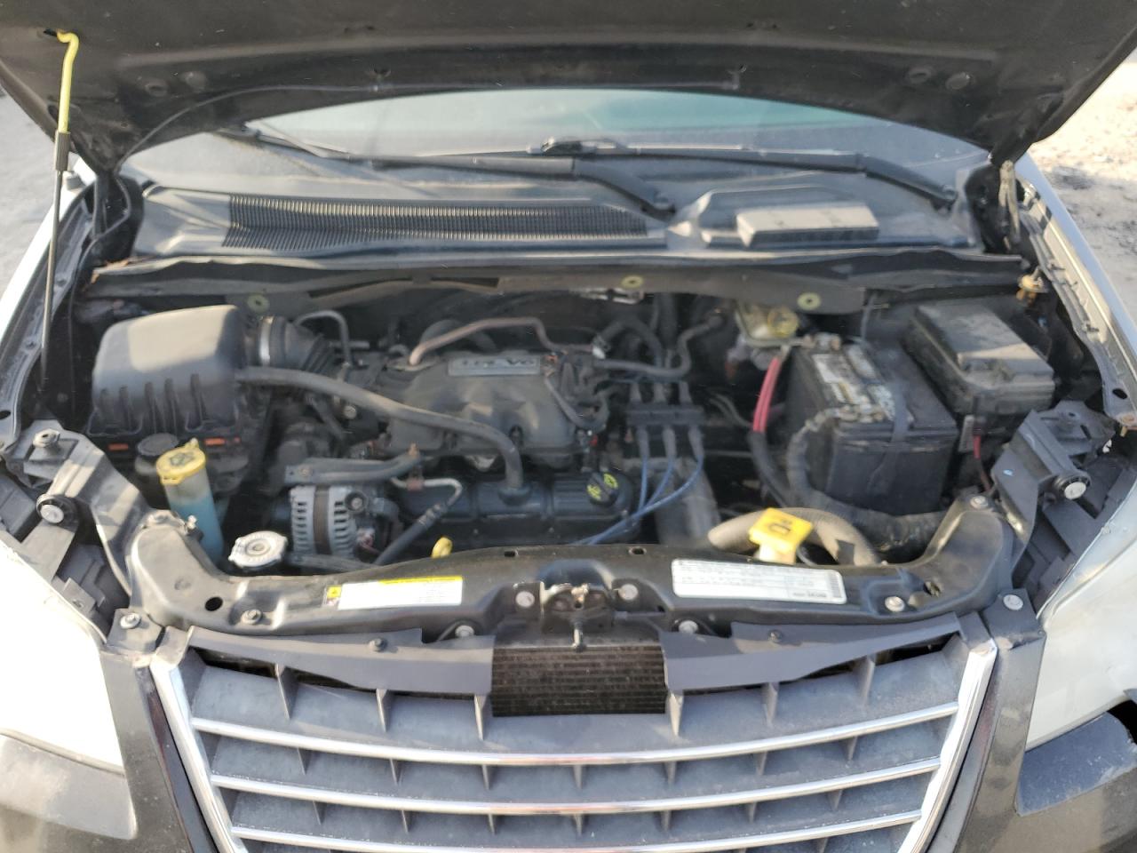 2010 Chrysler Town & Country - Image 13