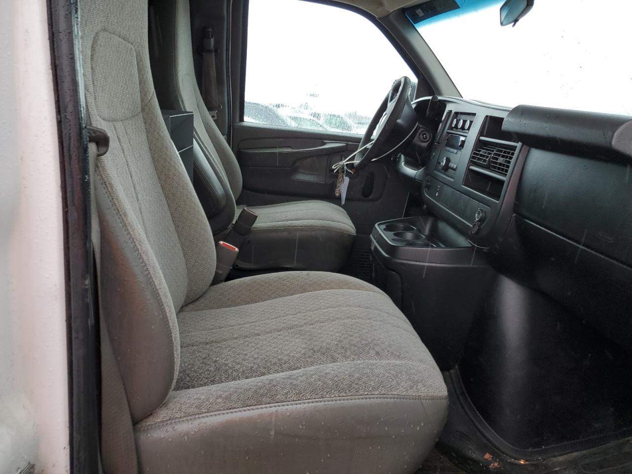 2010 GMC Savana - Image 11